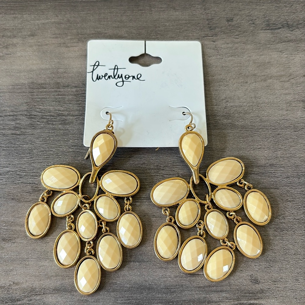 Forever 21 NWT Gold Toned & Cream Colored Dangle Earrings